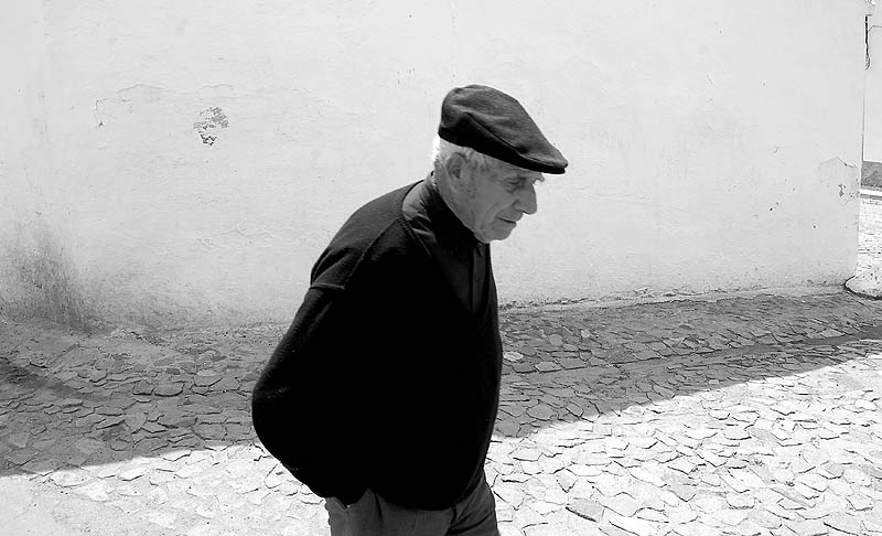 idoso na vila de cuba alentejo foto de joão espinho