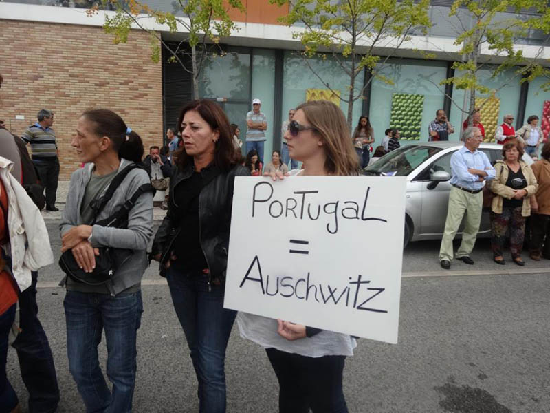 a estupidez saiu à rua